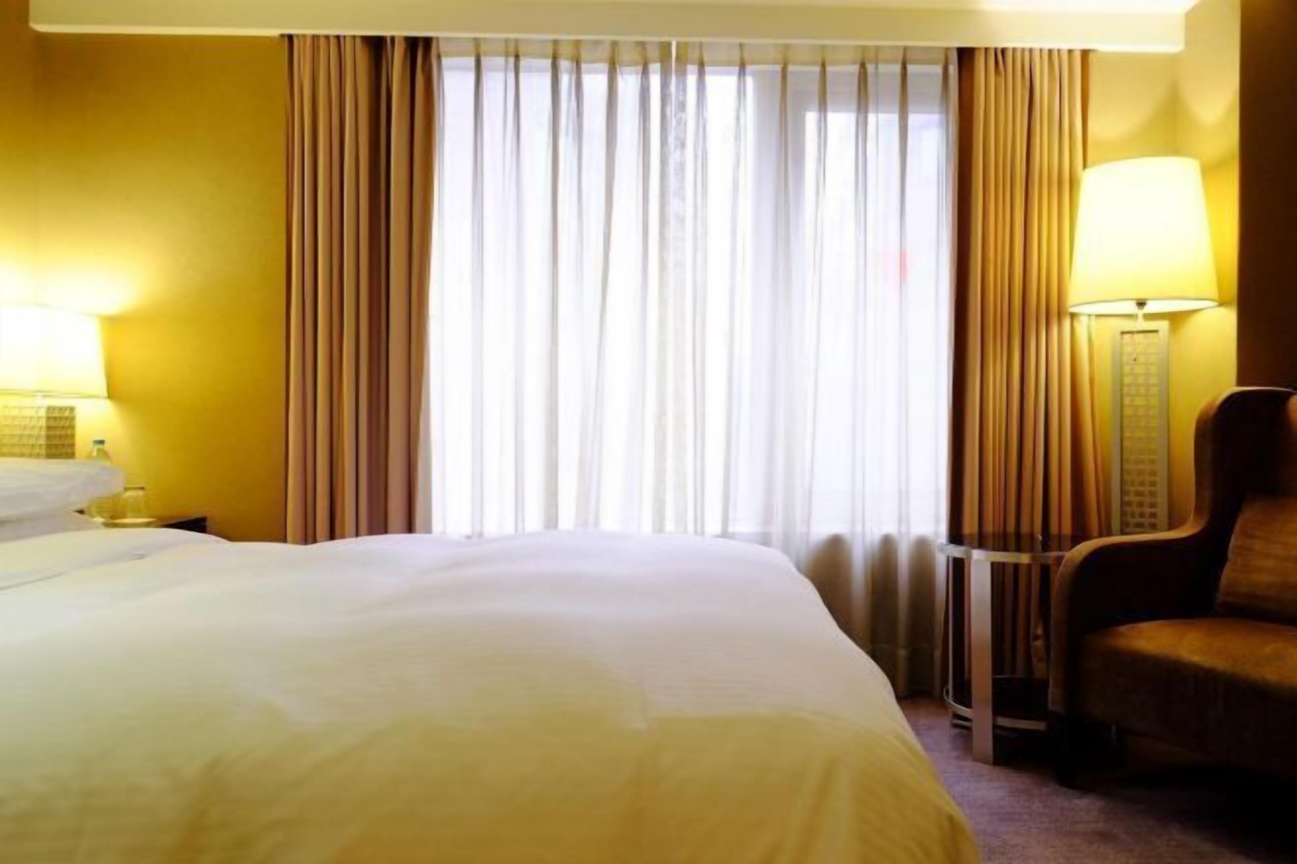 Down comforters, in-room safe, desk, soundproofing