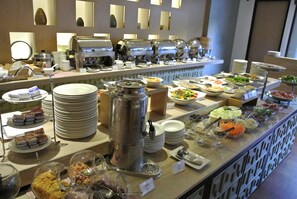 Café da manhã completo todos os dias mediante uma taxa