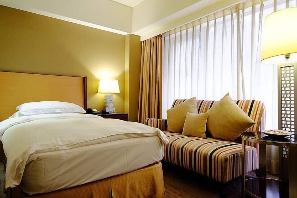 Down comforters, in-room safe, desk, soundproofing