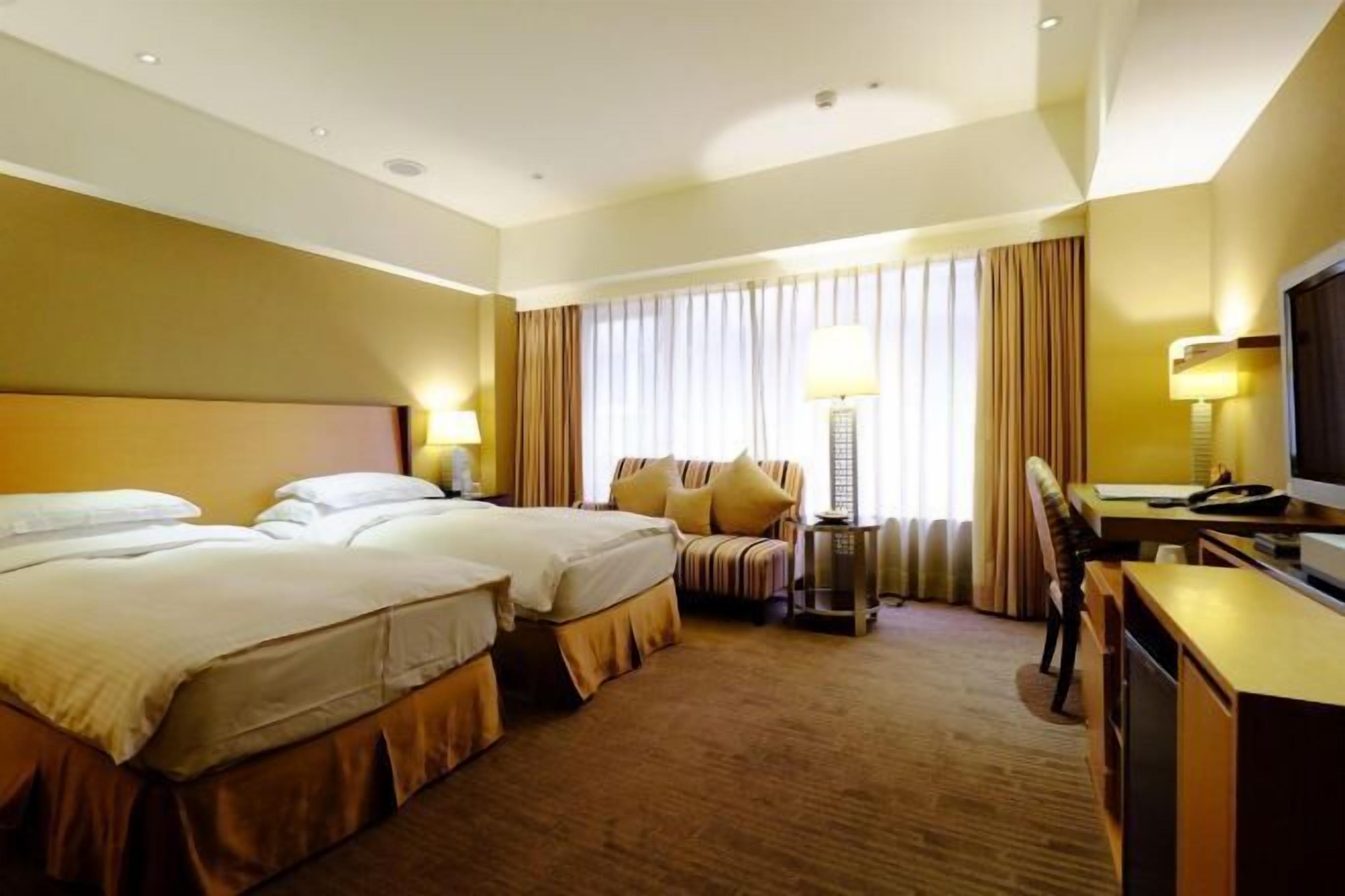 Down comforters, in-room safe, desk, soundproofing