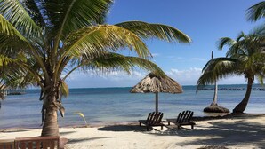 På stranden, hvit sand, strandtelt (inkludert) og parasoller