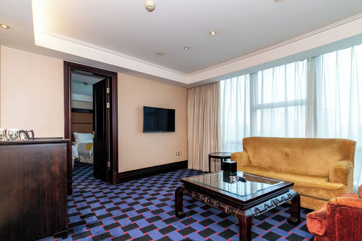 Suite – deluxe | Minibar, safe på rommet, skrivebord og blendingsgardiner