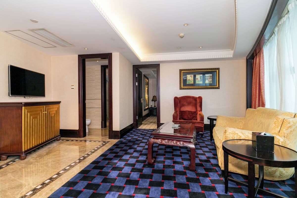 Suite – deluxe | Minibar, safe på rommet, skrivebord og blendingsgardiner