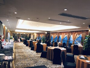 4 restaurants, breakfast, lunch, dinner served; Chinese cuisine