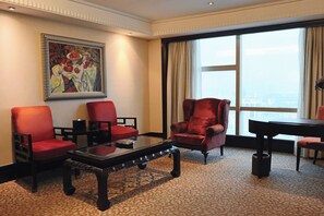 Deluxe-Suite | Minibar, Zimmersafe, Schreibtisch, Verdunkelungsvorhänge