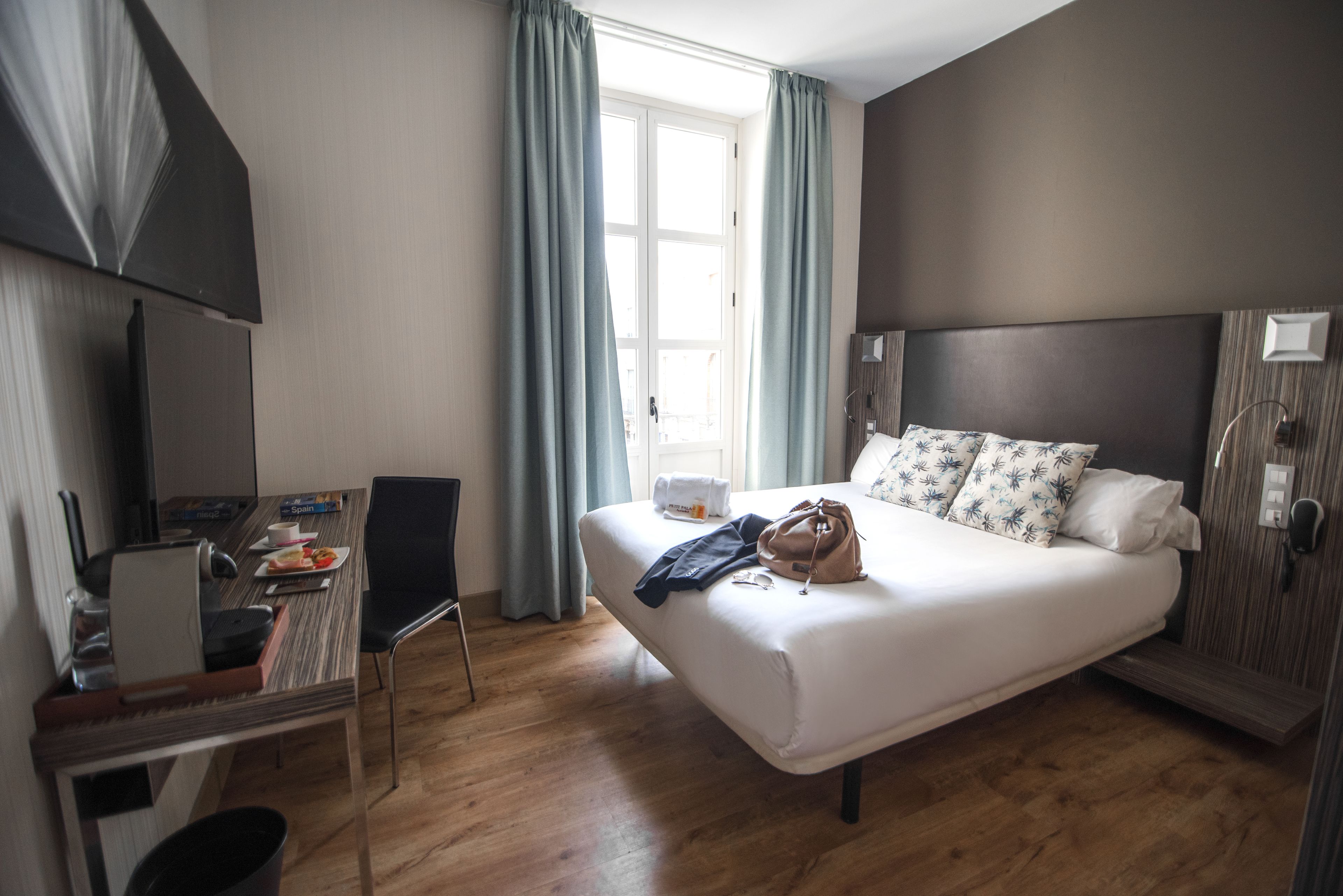 romantic room | minibar, in-room safe, desk, soundproofing