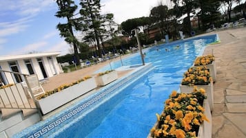 Piscina interna, piscina externa, guarda-sóis, espreguiçadeiras