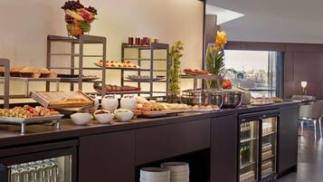 Desayuno buffet (GBP 23.00 por persona)