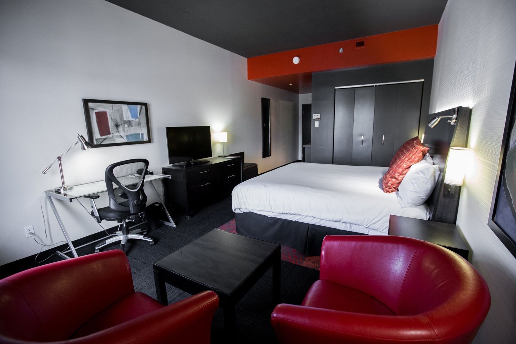 Hochwertige Bettwaren, Schreibtisch, laptopgeeigneter Arbeitsplatz