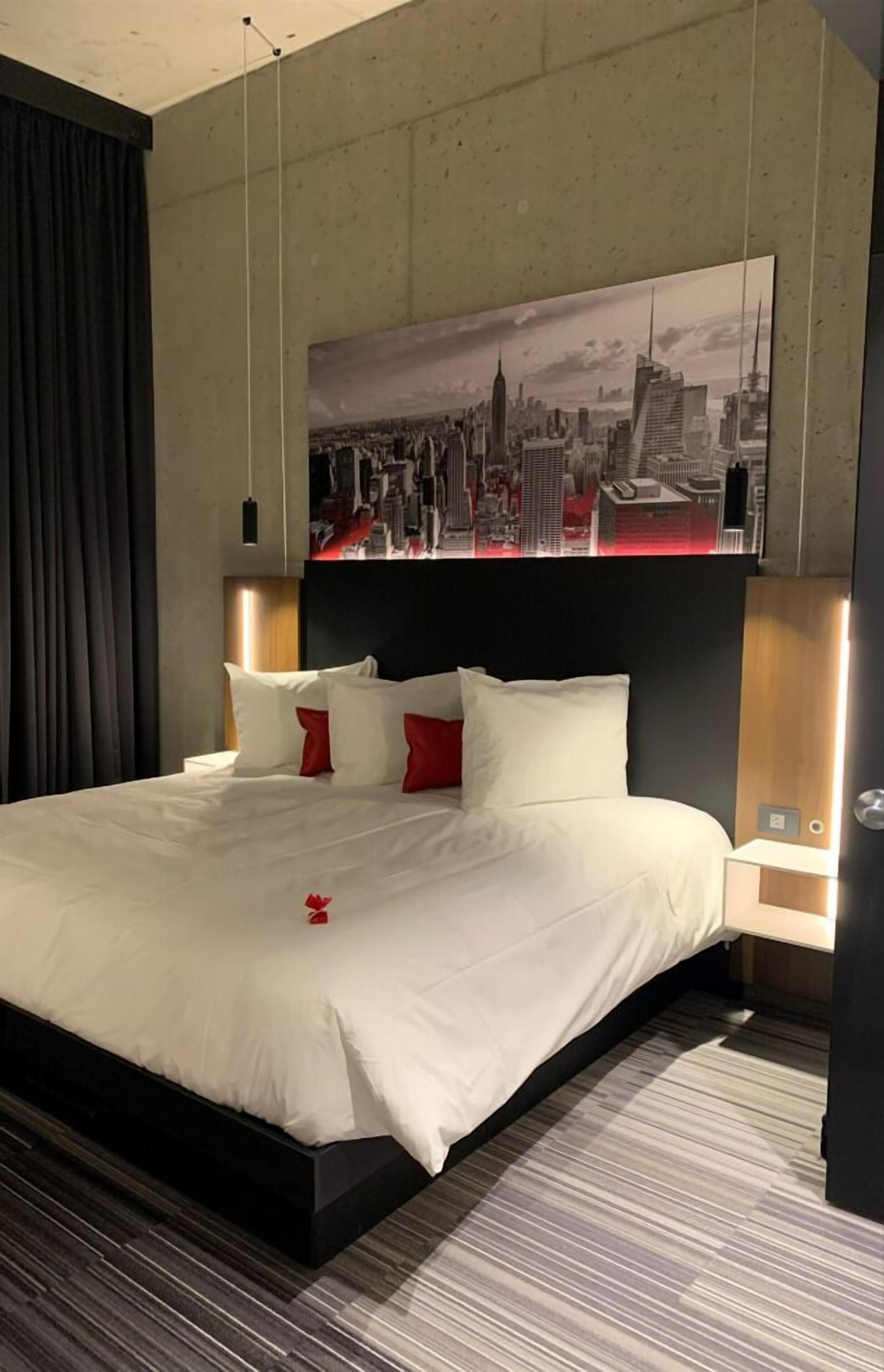 Hochwertige Bettwaren, Schreibtisch, laptopgeeigneter Arbeitsplatz