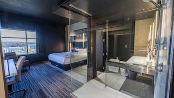 1 bedroom, premium bedding, desk, laptop workspace