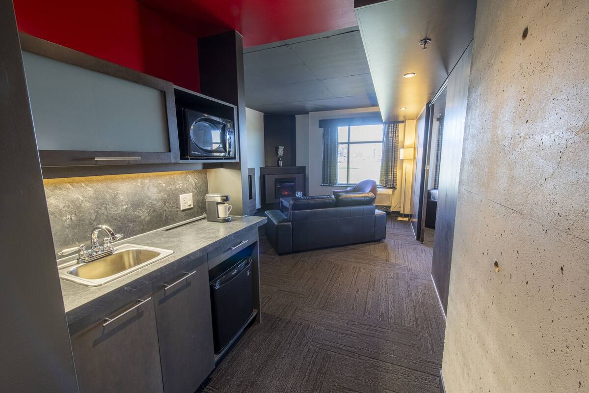 executive suite, 1 king bed | private kitchen | mini-fridge