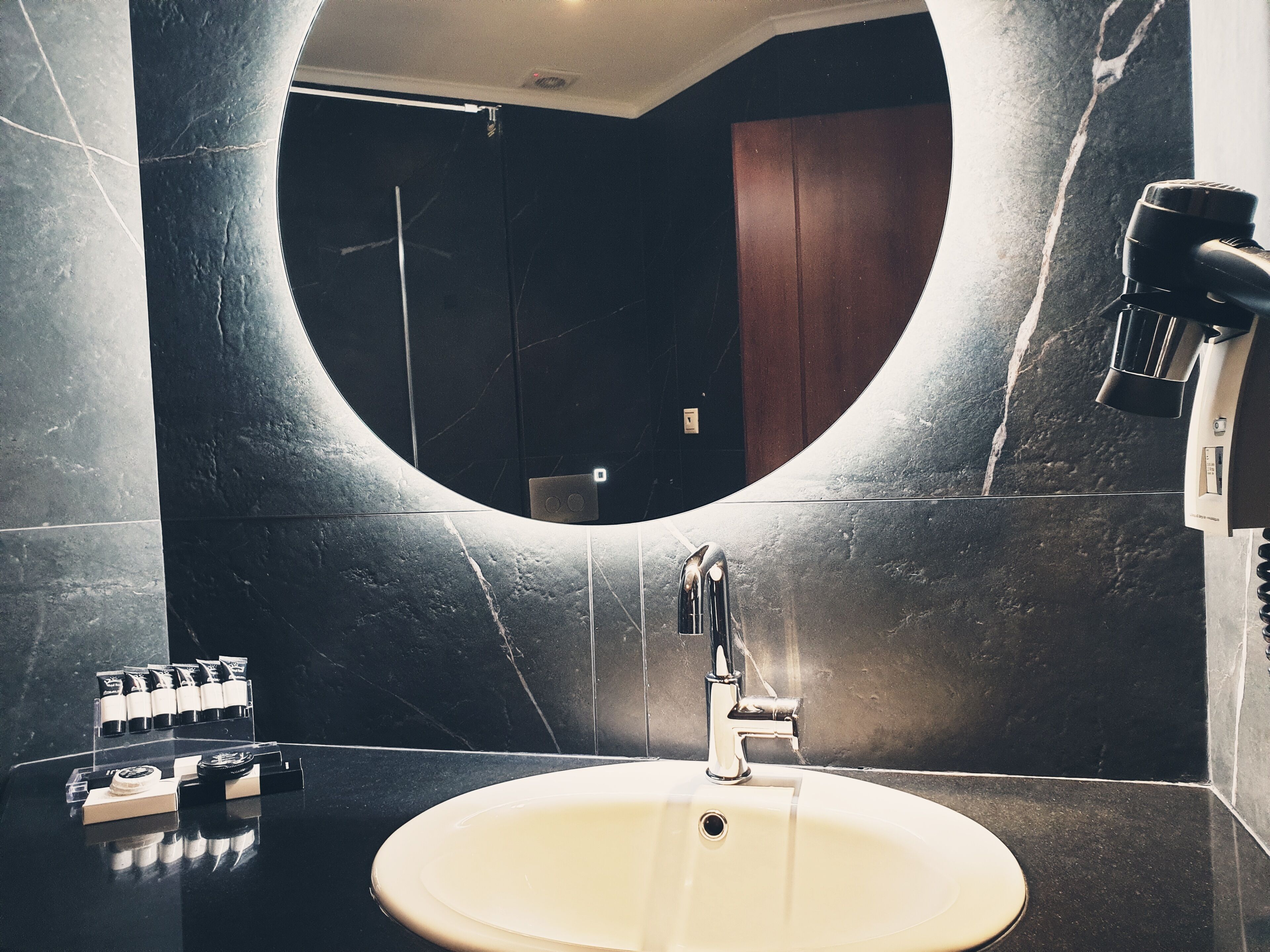 triple room | bathroom | shower, rainfall showerhead, free toiletries, hair dryer