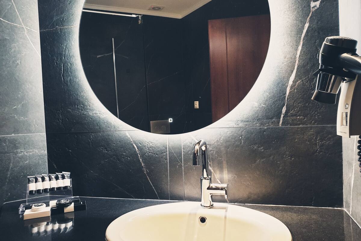 triple room | bathroom | shower, rainfall showerhead, free toiletries, hair dryer