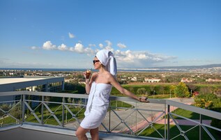 Cubrecamas, escritorio, cortinas blackout y sistema de insonorización