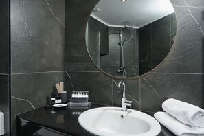 Shower, rainfall showerhead, free toiletries, hair dryer - Royal Hotel (Thermi)