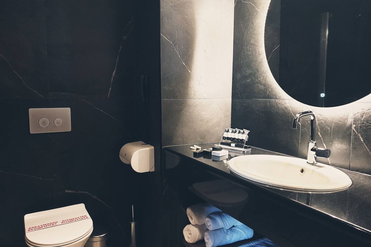 triple room | bathroom | shower, rainfall showerhead, free toiletries, hair dryer