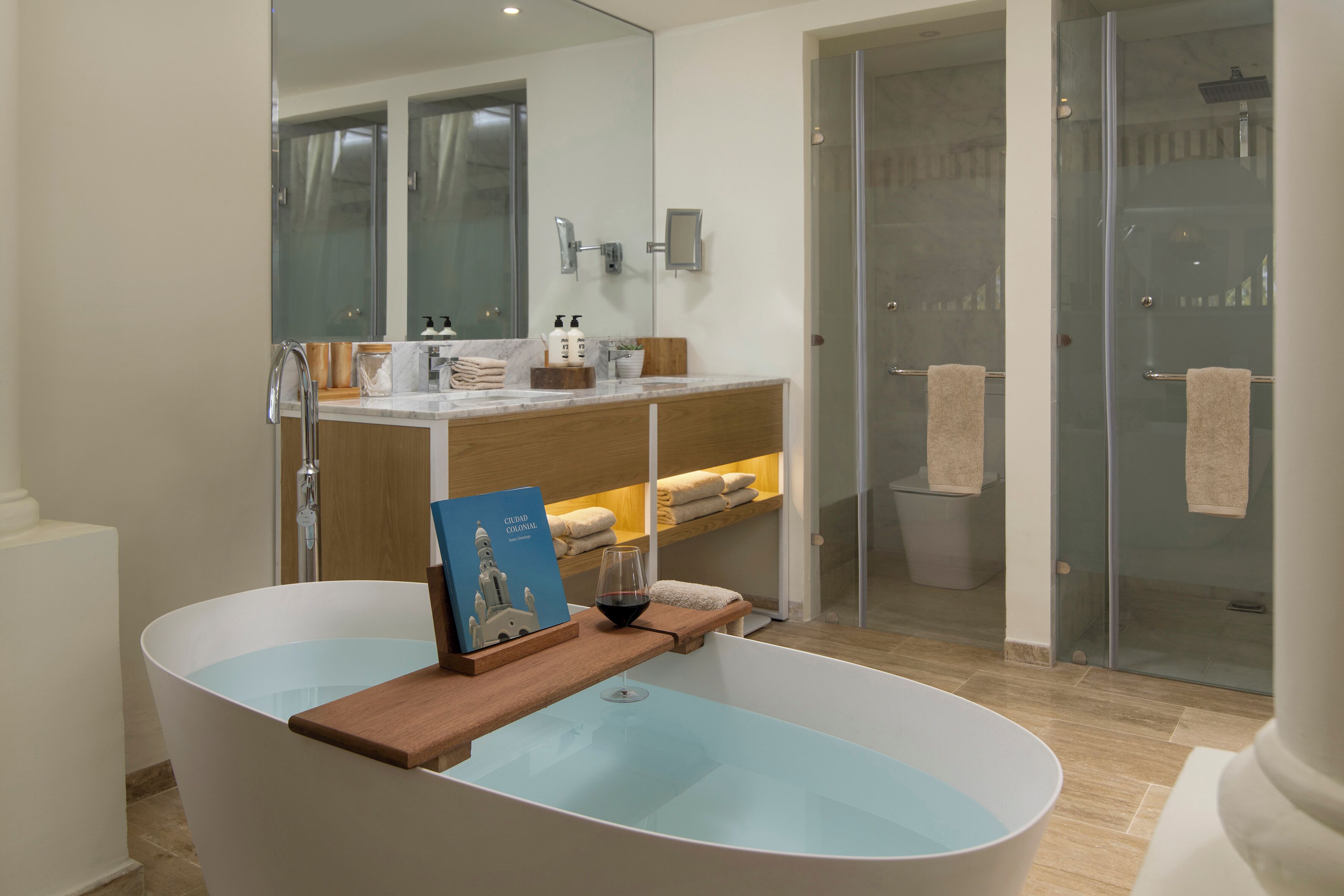 Une salle de bain moderne avec une baignoire sur pieds, un meuble-lavabo avec miroir et une douche à l’italienne.