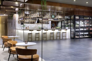 11 bars/lounges, 2 swim-up bars, 3 poolbars, 3 strandbars