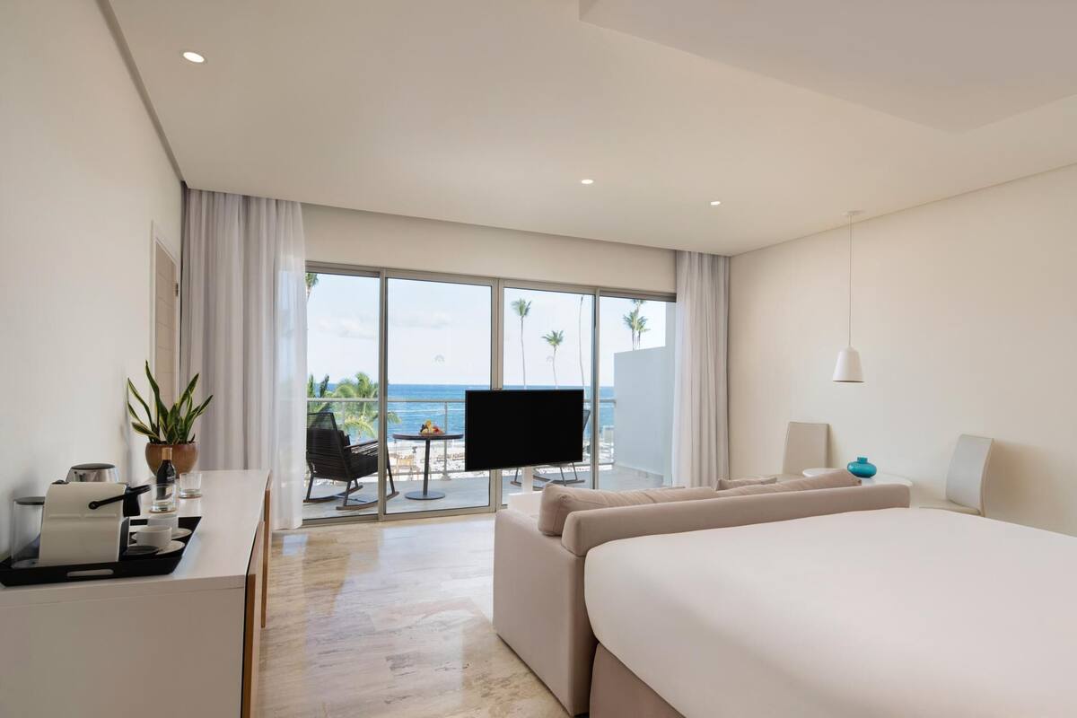 Junior Suite Ocean Front | 1 bedroom, premium bedding, pillowtop beds, minibar (free items)
