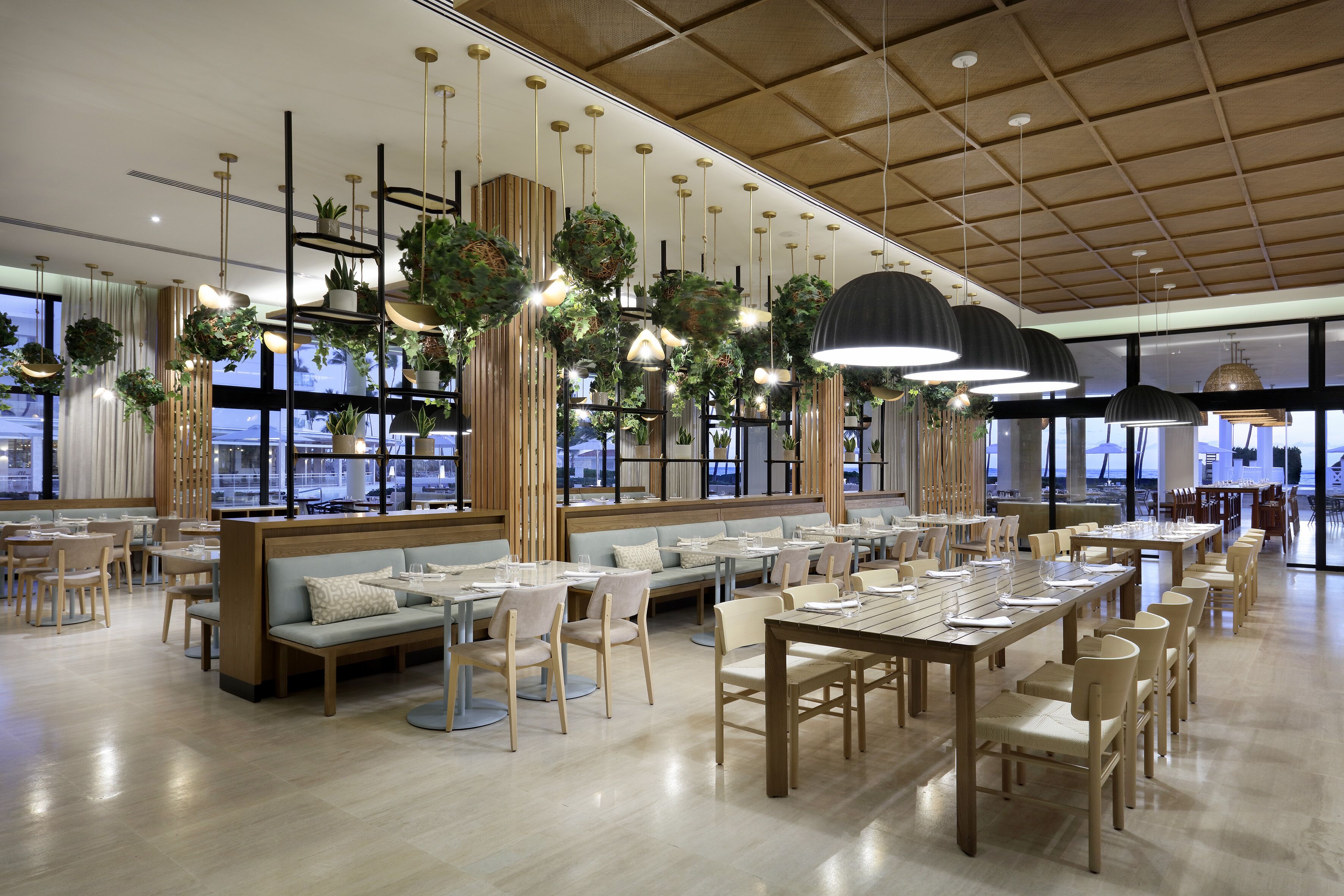 8 restaurants; breakfast, lunch, and dinner served