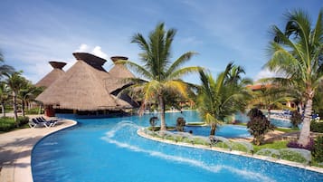 Una piscina al aire libre, sillones reclinables de piscina