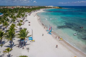 A la platja, platja de sorra blanca, submarinisme i immersió lleugera 