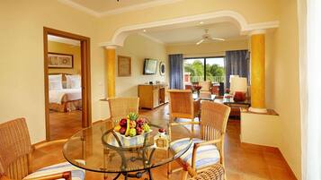 Artículos del minibar gratis y caja de seguridad en la habitación