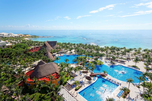 2 outdoor pools, open 9:00 AM to 7:00 PM, sun loungers