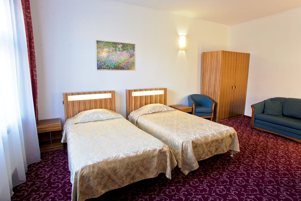 Hypo-allergenic bedding, minibar, in-room safe, desk