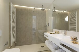 Shower, free toiletries, hair dryer, bidet