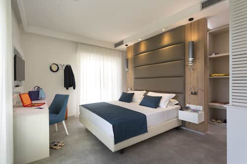 Minibar, Zimmersafe, Schreibtisch, kostenloses WLAN