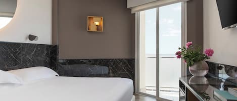 Minibar, in-room safe, desk, iron/ironing board
