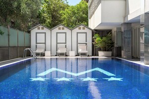 Piscina externa, espreguiçadeiras