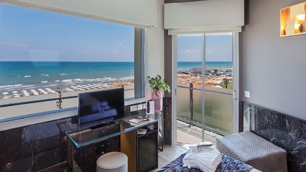 Superior Double or Twin Room, Balcony, Sea Facing | Bar mini, peti besi dalam bilik, meja, seterika/papan seterika 