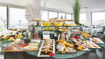 Breakfast, lunch, dinner served; Italian cuisine, sea views