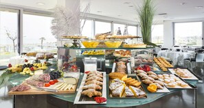 Petit déjeuner, déjeuner et dîner servis sur place, vue sur la mer