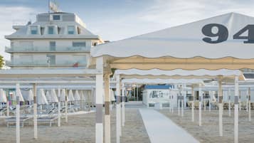 Plage privée, cabines (en supplément), chaises longues, parasols