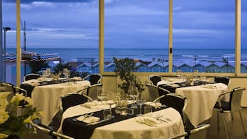 Petit-déjeuner, déjeuner et dîner servis sur place, vue sur la mer