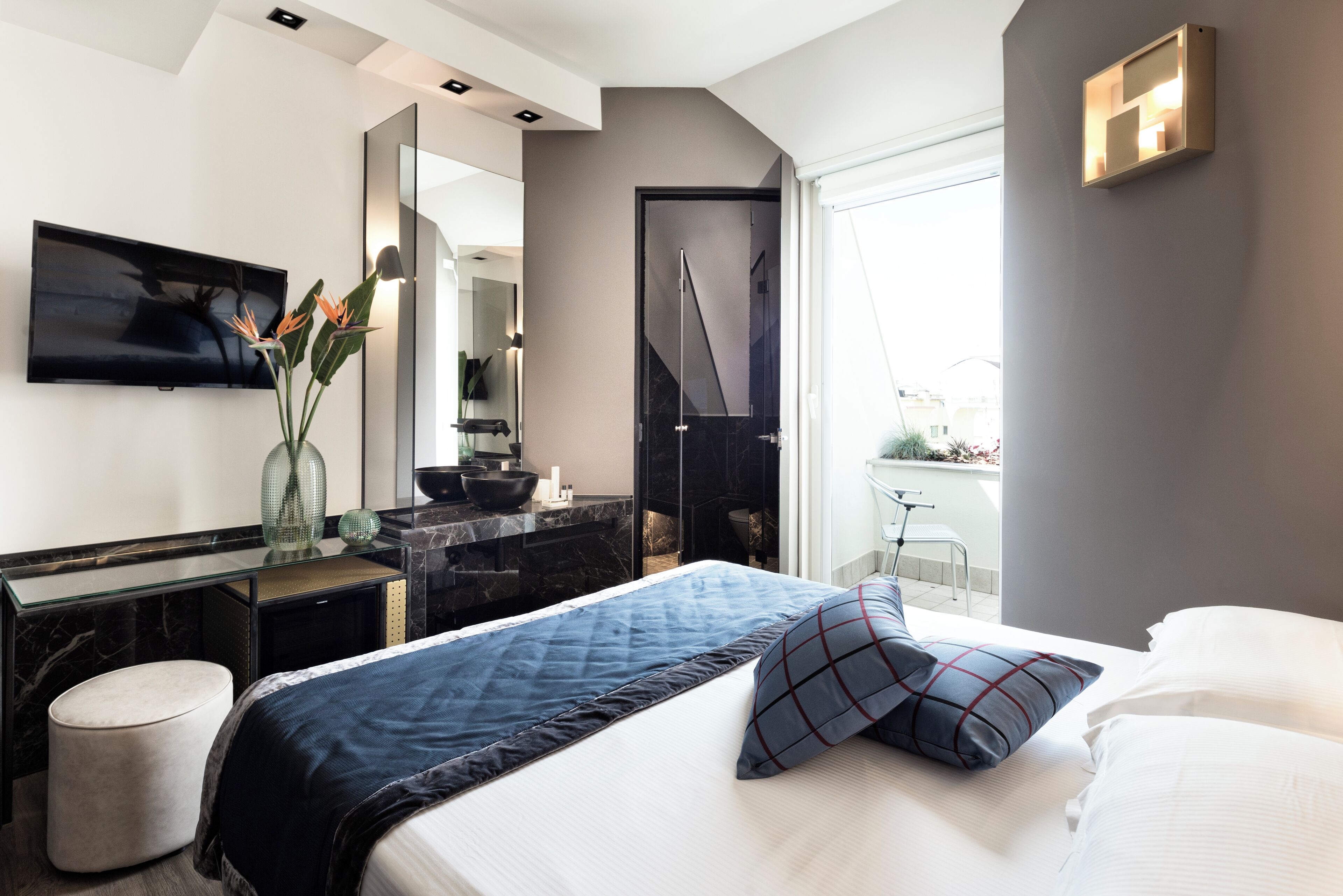 Minibar, caja de seguridad en la habitación y escritorio 