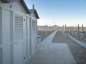 Plage privée, cabines (en supplément), chaises longues, parasols