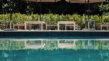Piscina stagionale all'aperto, ombrelloni da piscina, lettini