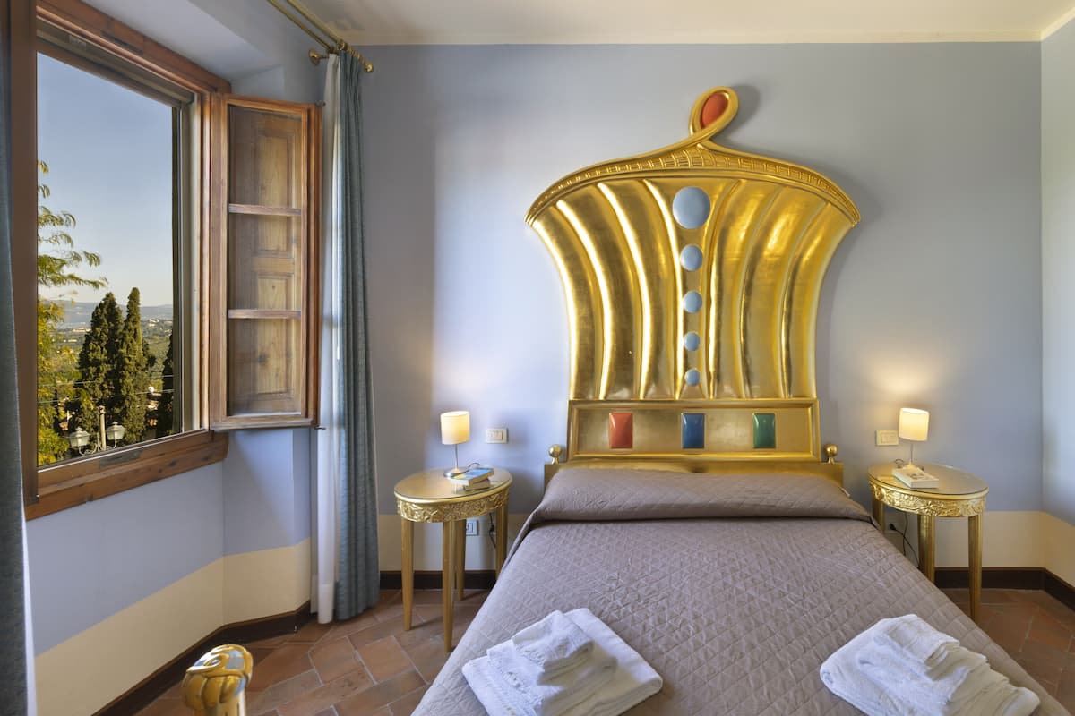 Premium bedding, in-room safe, desk, laptop workspace