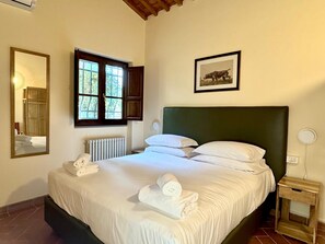 Family Room, Garden View | Premium bedding, in-room safe, desk, laptop workspace - Villa Castiglione (Impruneta)