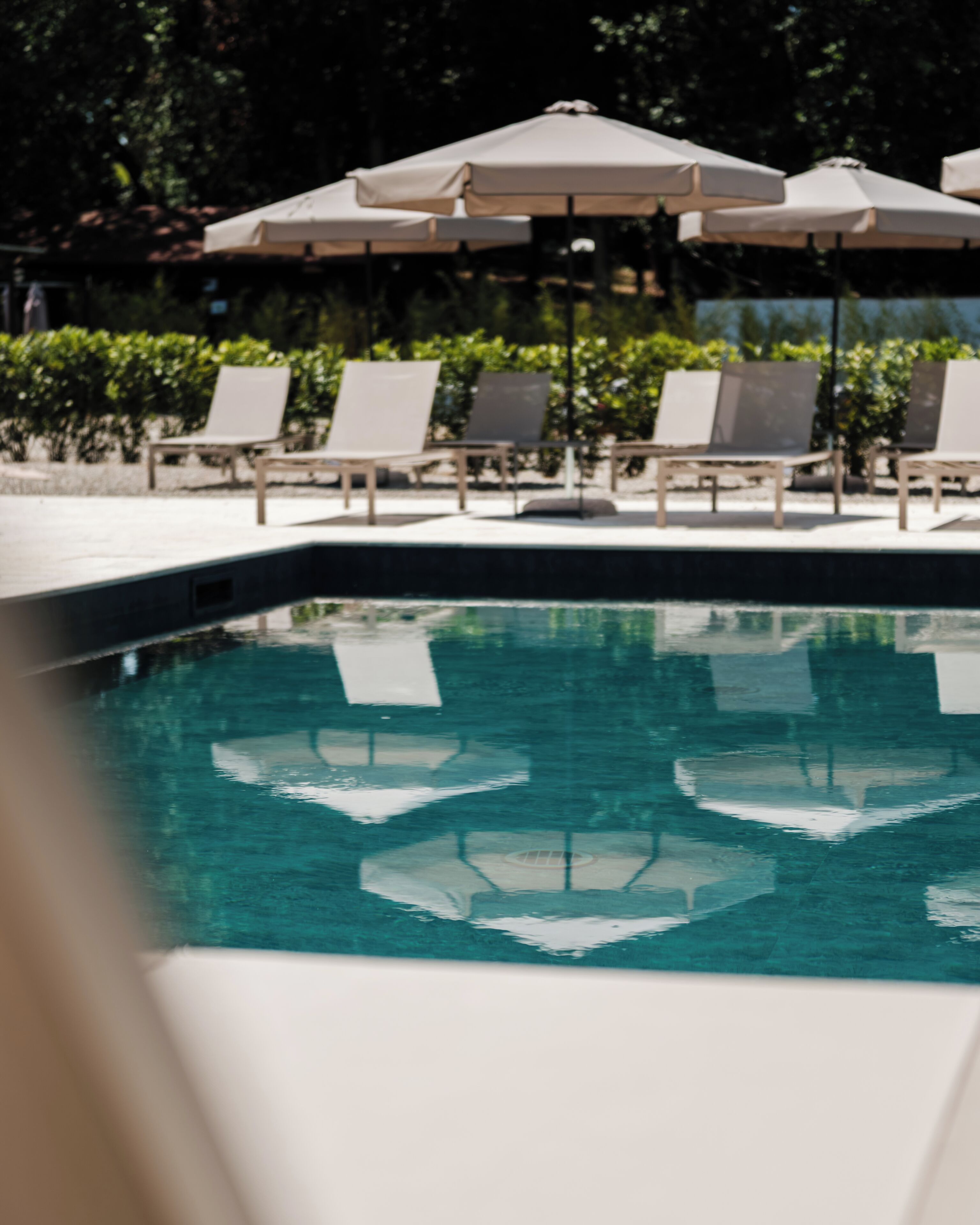 Una piscina al aire libre de temporada (de 10:00 a 20:00), sombrillas