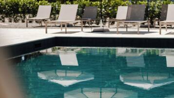 Una piscina al aire libre de temporada (de 10:00 a 20:00), sombrillas