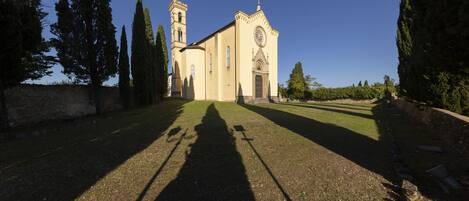 Una iglesia con un campanario y una ventana circular.