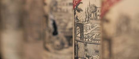 Una fila de botellas de vino con etiquetas, una de ellas muestra claramente '1960' y 'Villa Chu' de 'Firenze'.