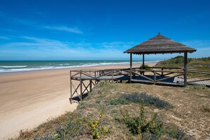 Ubicación a pie de playa y arena blanca