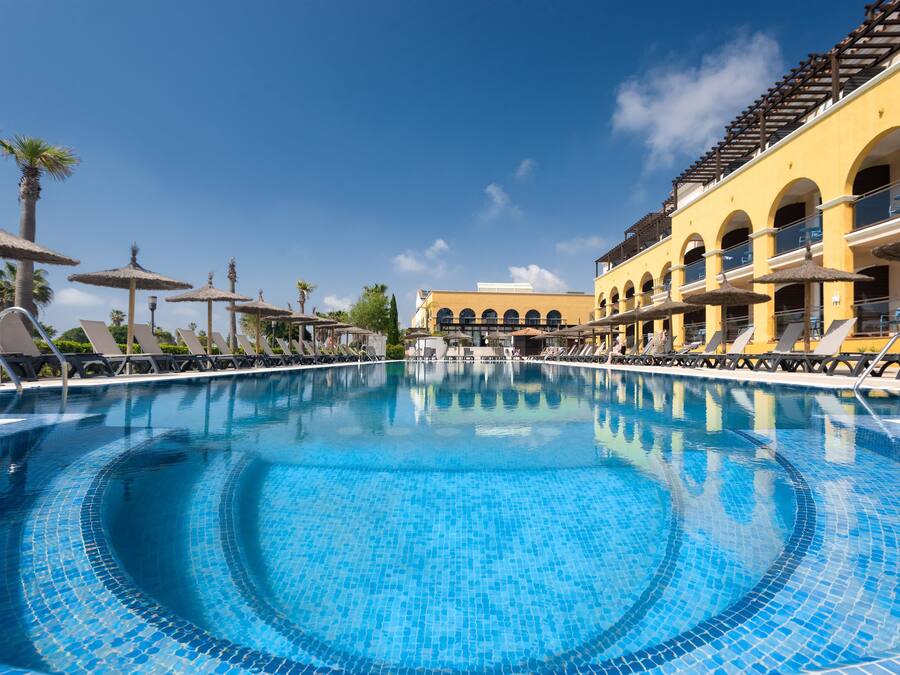 3 outdoor pools, pool umbrellas, sun loungers